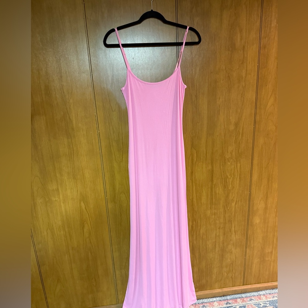 Skims Soft Lounge Sip Dress
Shade Bubblegum - Picture 5 of 7